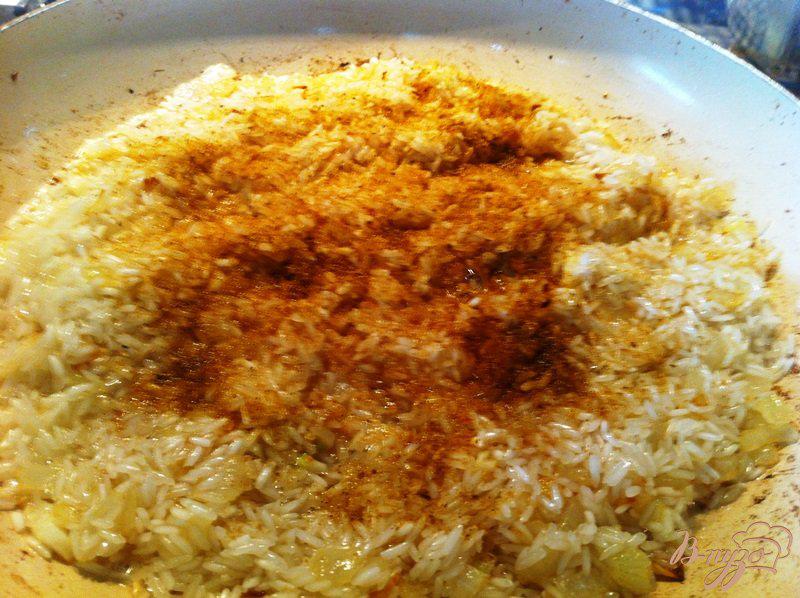 Фото приготовление рецепта: Ароматный рис с чесноком и луком шаг №5