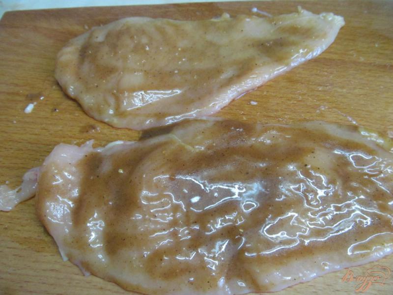 Фото приготовление рецепта: Фаршированная куриная грудка беконом и грибами шаг №2