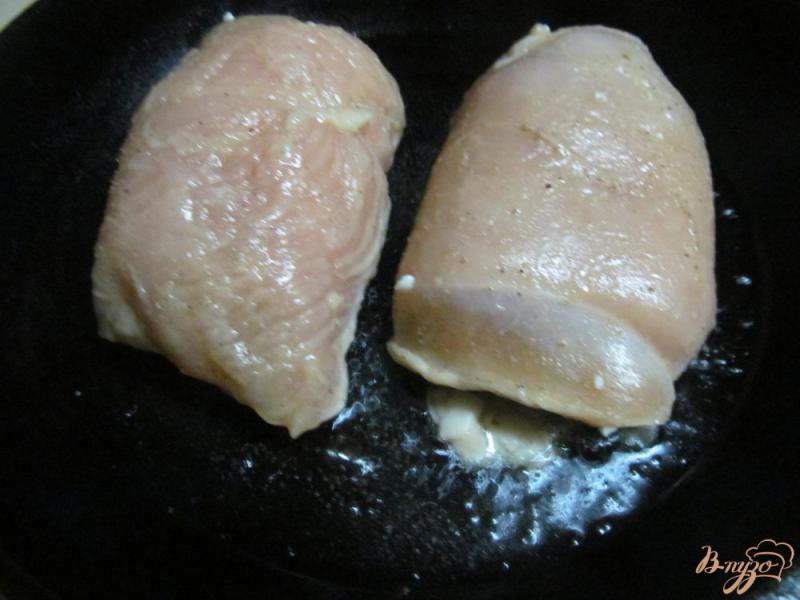 Фото приготовление рецепта: Фаршированная куриная грудка беконом и грибами шаг №6