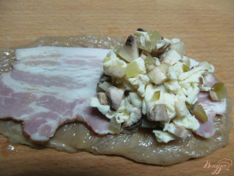 Фото приготовление рецепта: Фаршированная куриная грудка беконом и грибами шаг №5
