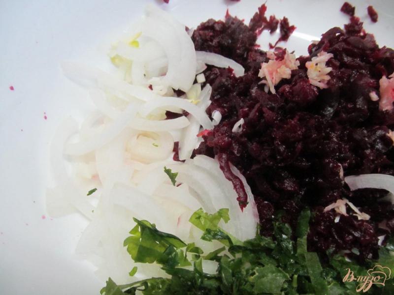 Фото приготовление рецепта: Салат из квашенной капусты со свеклой шаг №2
