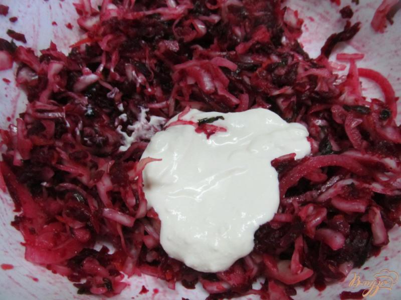 Фото приготовление рецепта: Салат из квашенной капусты со свеклой шаг №4