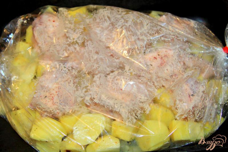 Фото приготовление рецепта: Картошка с ребрышками в рукаве шаг №7