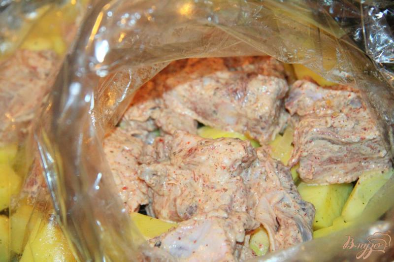 Фото приготовление рецепта: Картошка с ребрышками в рукаве шаг №6