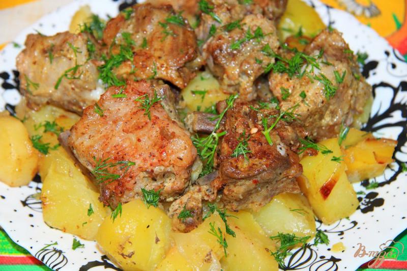Фото приготовление рецепта: Картошка с ребрышками в рукаве шаг №9