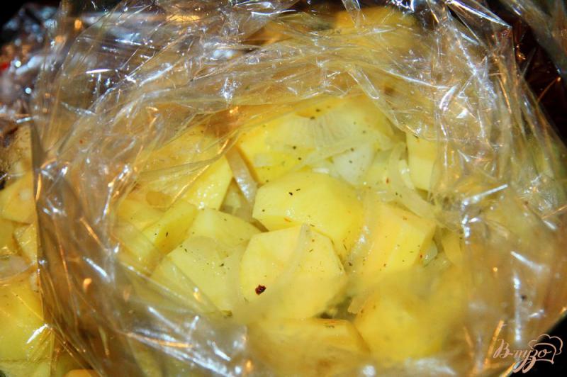 Фото приготовление рецепта: Картошка с ребрышками в рукаве шаг №5