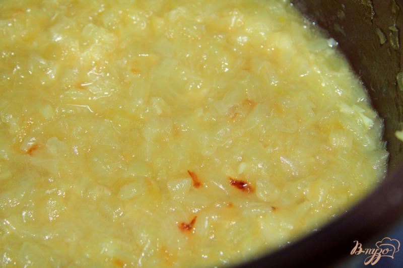 Фото приготовление рецепта: Луковый суп с плавленным сыром в мультиварке шаг №4