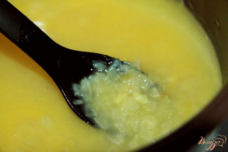 Фото приготовление рецепта: Луковый суп с плавленным сыром в мультиварке шаг №5