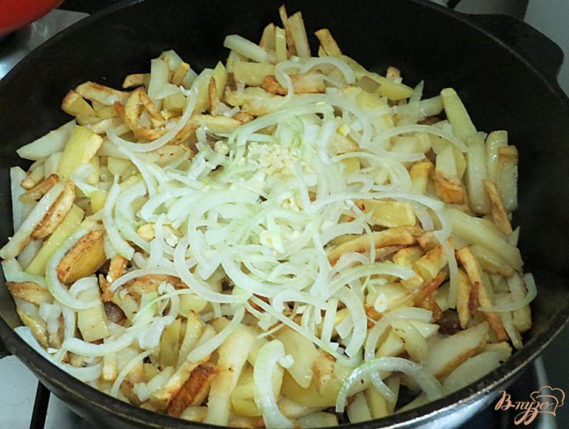 Фото приготовление рецепта: Картофель жареный на сале с яйцом шаг №7
