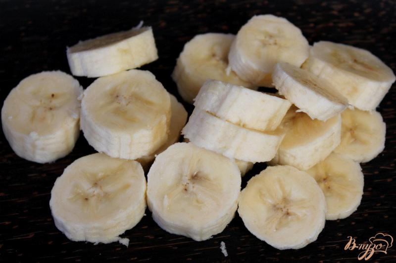 Фото приготовление рецепта: Сырники с бананом шаг №4