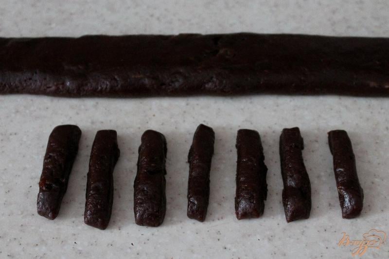 Фото приготовление рецепта: Шоколадное печенье с изюмом шаг №6