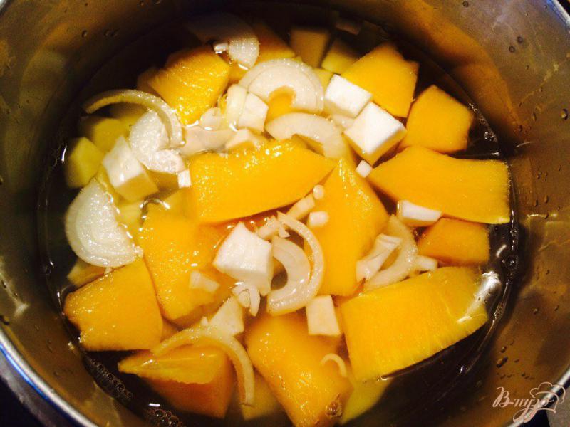 Фото приготовление рецепта: Крем - суп из тыквы и сельдерея  для деток шаг №5