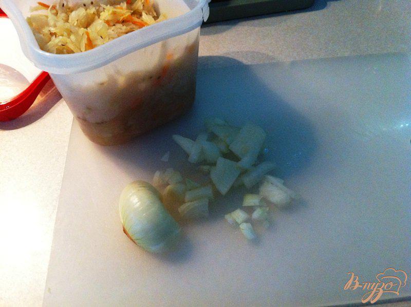 Фото приготовление рецепта: Простой салат из квашеной капусту шаг №2