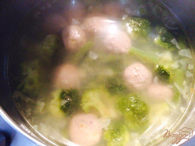 Фото приготовление рецепта: Густой суп из говядины и брокколи для деток шаг №7