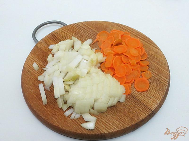 Фото приготовление рецепта: Картофельный суп с плавлеными сырками шаг №3