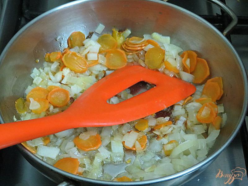 Фото приготовление рецепта: Картофельный суп с плавлеными сырками шаг №4