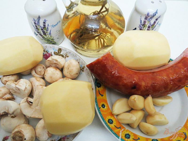 Фото приготовление рецепта: Картофель запеченный с колбасой и грибами шаг №1