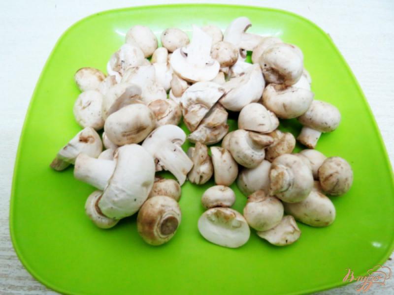 Фото приготовление рецепта: Картофель запеченный с колбасой и грибами шаг №3