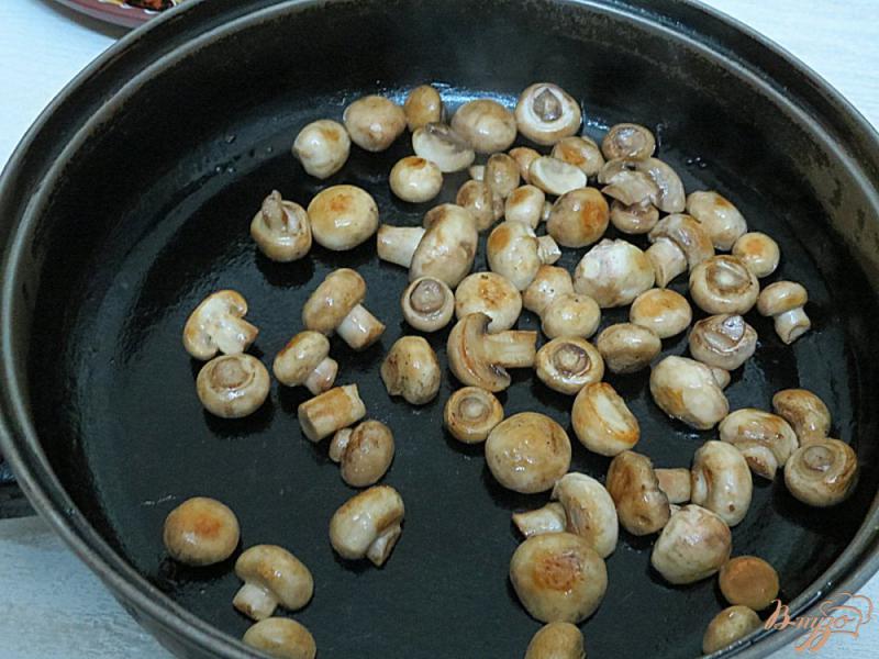 Фото приготовление рецепта: Картофель запеченный с колбасой и грибами шаг №5