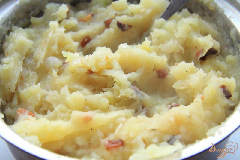 Фото приготовление рецепта: Вареники с картофелем, луком и шкварками шаг №12