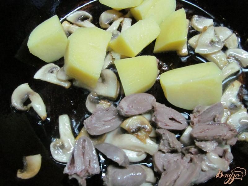 Фото приготовление рецепта: Салат из квашеной капусты с куриными сердечками шаг №2