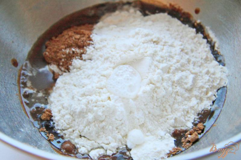 Фото приготовление рецепта: Постные шоколадные кексы в микроволновке шаг №3