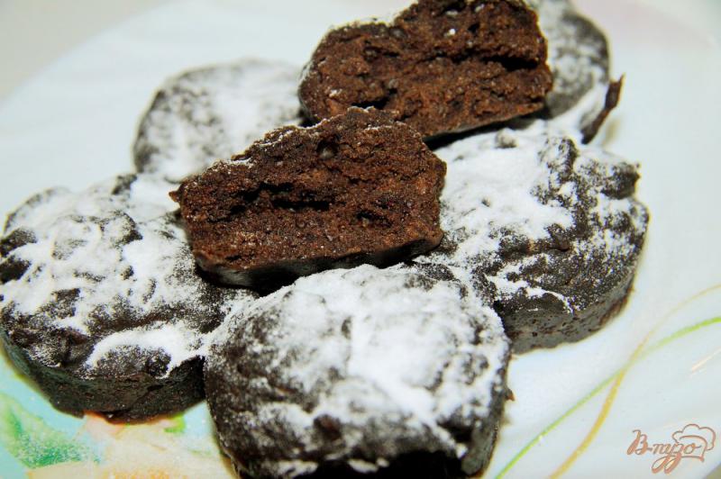 Фото приготовление рецепта: Постные шоколадные кексы в микроволновке шаг №5