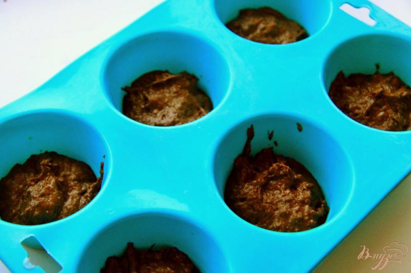 Фото приготовление рецепта: Постные шоколадные кексы в микроволновке шаг №4