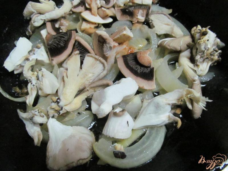Фото приготовление рецепта: Куриные ножки с грибами и макаронами шаг №2