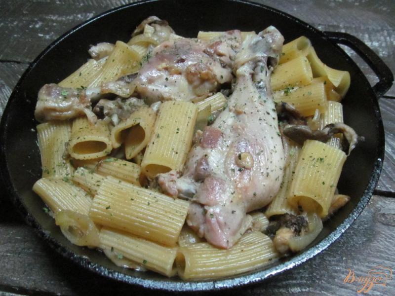 Фото приготовление рецепта: Куриные ножки с грибами и макаронами шаг №7