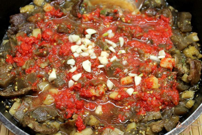 Фото приготовление рецепта: Баклажаны с говядиной, пастернаком и томатом шаг №5