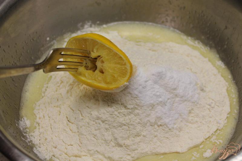 Фото приготовление рецепта: Печенье с бананом и лимоном шаг №4
