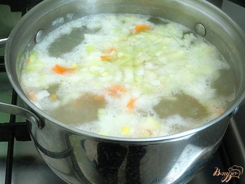 Фото приготовление рецепта: Суп с хеком и рисом шаг №6