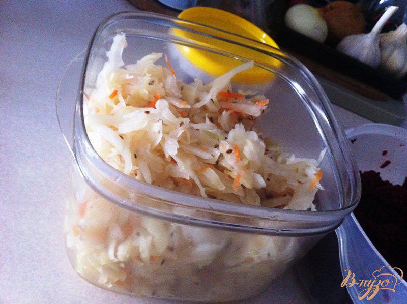 Фото приготовление рецепта: Постный салат из квашеной капусты и свеклы. шаг №3