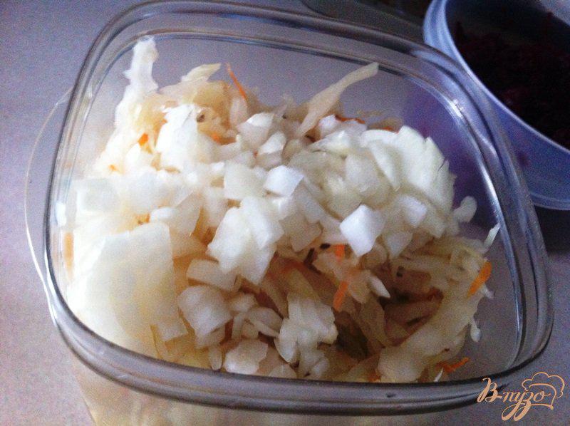 Фото приготовление рецепта: Постный салат из квашеной капусты и свеклы. шаг №5