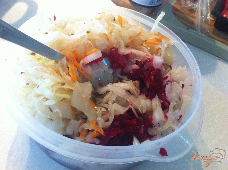 Фото приготовление рецепта: Постный салат из квашеной капусты и свеклы. шаг №6