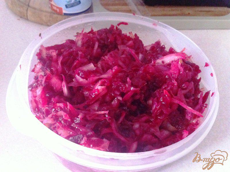 Фото приготовление рецепта: Постный салат из квашеной капусты и свеклы. шаг №7