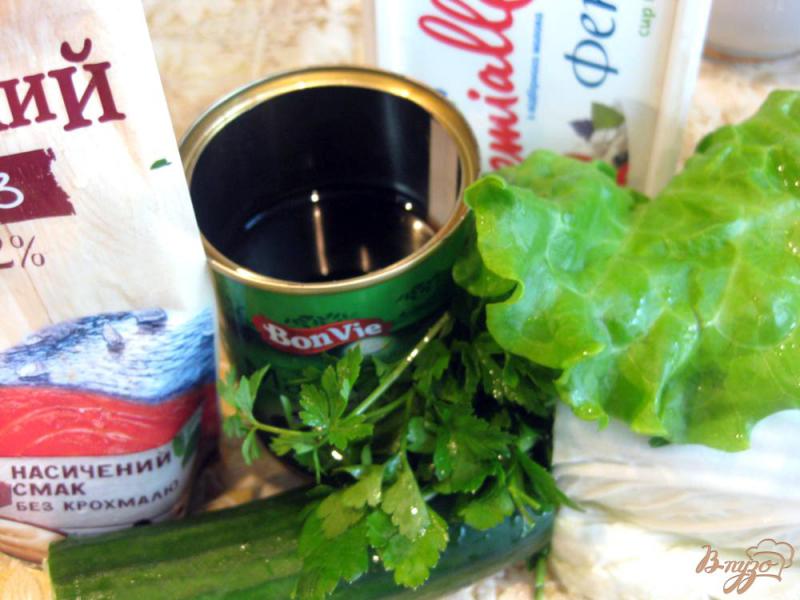 Фото приготовление рецепта: Итальянский салат с салями и салатом латук шаг №1