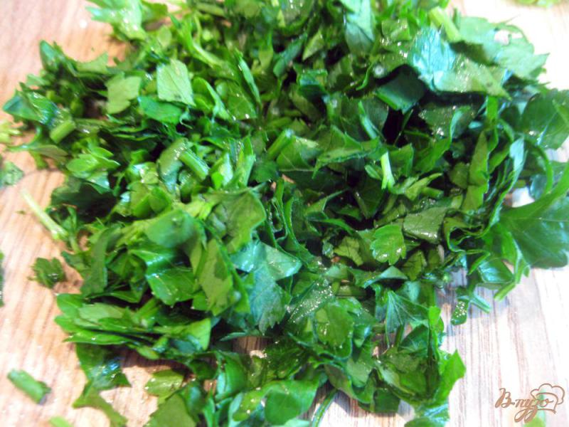 Фото приготовление рецепта: Итальянский салат с салями и салатом латук шаг №4