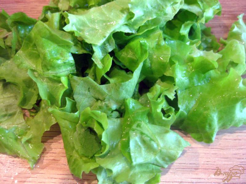 Фото приготовление рецепта: Итальянский салат с салями и салатом латук шаг №7