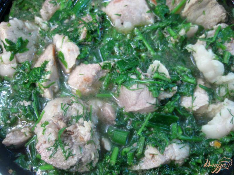 Фото приготовление рецепта: Тушеная свинина с зеленью шаг №2