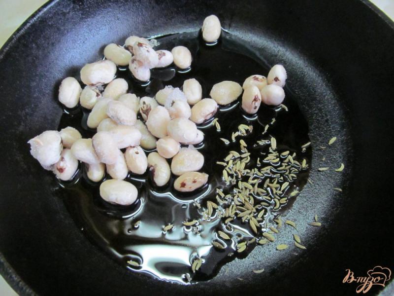 Фото приготовление рецепта: Яичница с фасолью и черри шаг №2