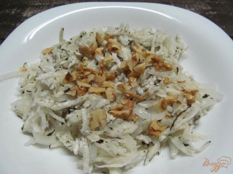 Фото приготовление рецепта: Салат из редьки с грецким орехом шаг №5