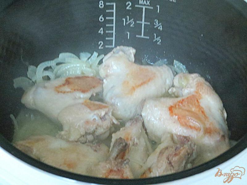 Фото приготовление рецепта: Куриные крылышки с шампиньонами в мультиварке шаг №4