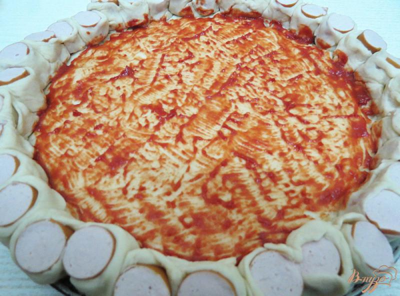 Фото приготовление рецепта: Пицца с сосисками, ветчиной и колбасой шаг №10