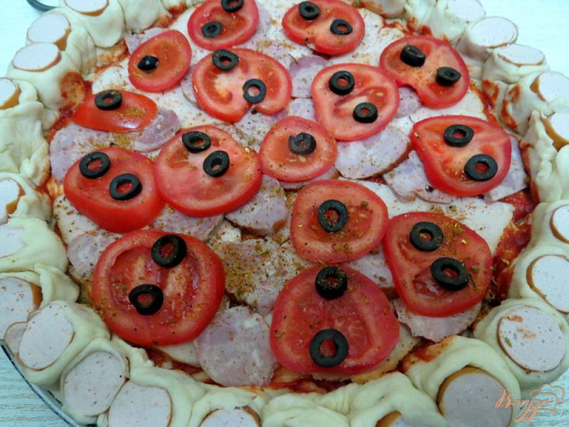 Фото приготовление рецепта: Пицца с сосисками, ветчиной и колбасой шаг №12