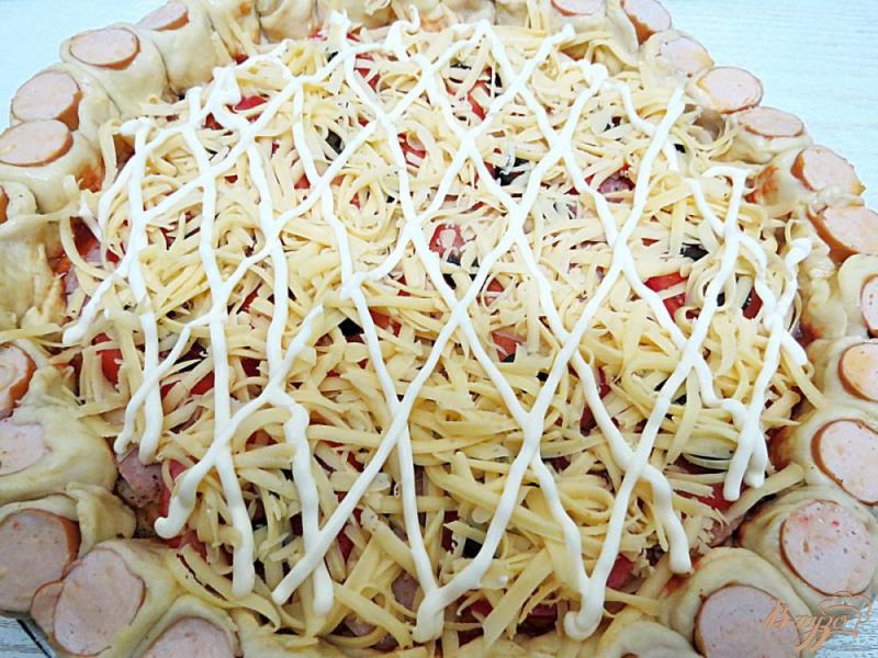 Фото приготовление рецепта: Пицца с сосисками, ветчиной и колбасой шаг №13