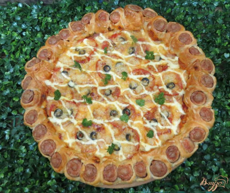 Фото приготовление рецепта: Пицца с сосисками, ветчиной и колбасой шаг №15