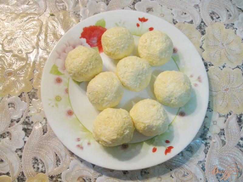 Фото приготовление рецепта: Сырные шарики с крабовыми палочками шаг №6