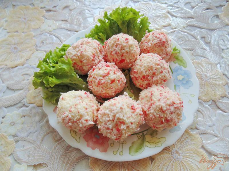 Фото приготовление рецепта: Сырные шарики с крабовыми палочками шаг №8